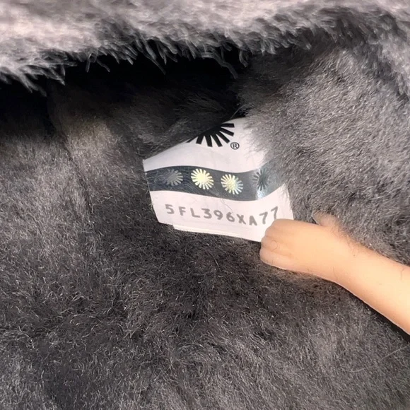 UGG CLASSIC MINI FLUFF BOOTIE - Picture 8 of 9